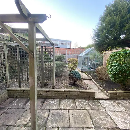 Serene 4br In Harborne Close To Qe Hospital, Harborne Centre Birmingham